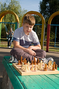 男孩下象棋爱好思维头发智力骑士竞赛追求男孩们孩子木板图片