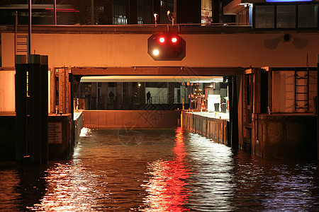 夜里锁着运河交通港口船闸水路反射红绿灯渠道航道汉堡液体图片