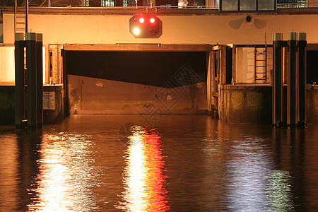 夜里锁着运河水路船闸汉堡反射运输渠道港口水闸交通红绿灯图片