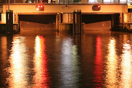 夜里锁着运河交通波浪船闸液体渠道反射水闸汉堡红绿灯港口图片