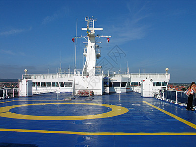船上的直升机停机坪运输车辆土地地面旅行巡航软垫戏剧性蓝色渡船图片