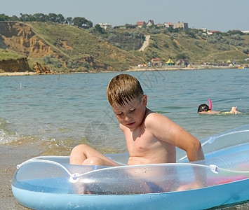 男孩在海滩上假期蓝色海浪童年男孩们自由海岸线男性男人孩子图片