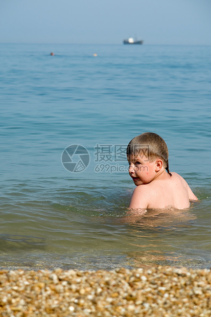 男孩在海滩上海浪太阳海岸线男孩们男性孩子自由孩子们男人假期图片