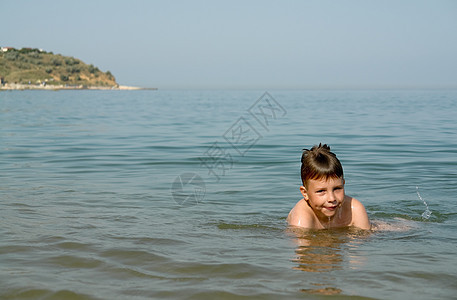 男孩在海滩上孩子童年男人假期太阳蓝色海岸线男孩们孩子们男性图片