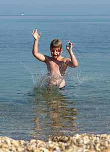 男孩在海滩上海浪男孩们太阳男人男性孩子们海岸线蓝色自由孩子图片