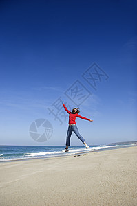 夏间时间乐趣成人女孩们天空海滩微笑热带女性跑步蓝色图片
