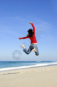 夏间时间活力微笑天空假期海滩女孩跑步女性海洋乐趣图片