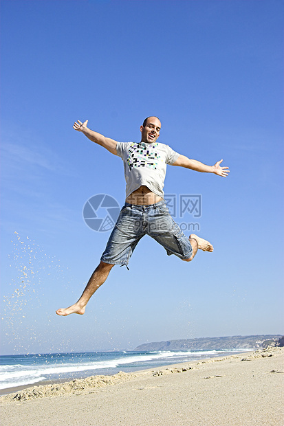 夏间时间蓝色自由享受微笑海滩跑步喜悦女孩们假期男性图片