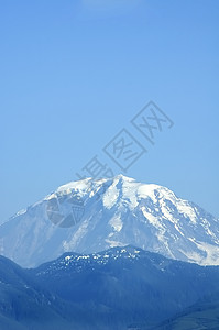 莱尼埃山峰林线松树高度高山蓝色天空岩石参天树木图片