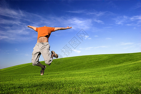 大跳跃乐趣爱好幸福闲暇身体喜悦蓝色力量草地跑步图片