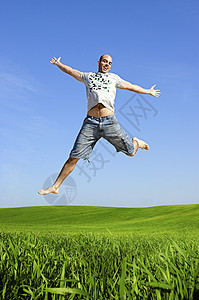 大跳跃场地行动力量爱好草地自由女性幸福天空闲暇图片