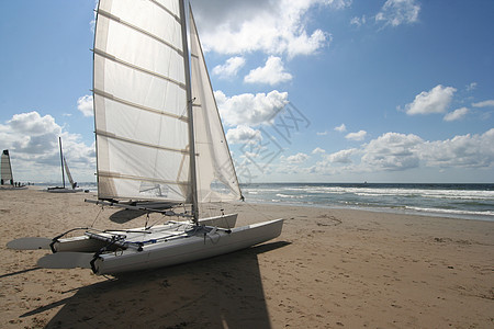 海滩上的卡塔马兰帆船天空运动冲浪航行娱乐海洋假期图片