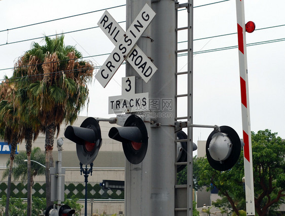 跨越铁路的标志曲目火车冒险安全运输警告三轨图片