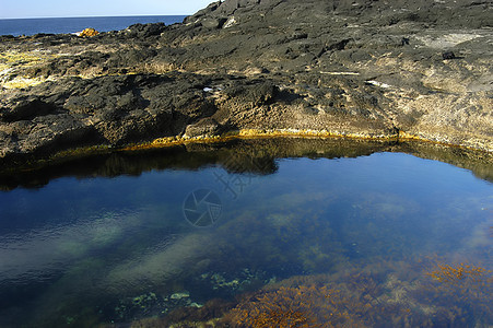 湖天空蓝色石头碰撞海浪镜子地平线反射岩石群岛图片