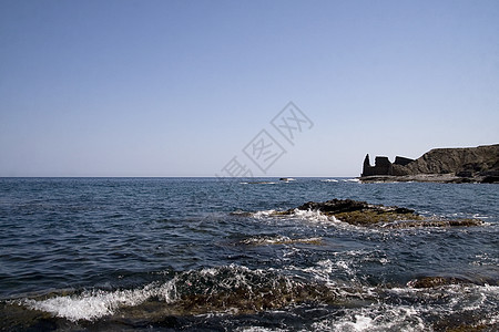 在地中海沿岸的岩石上石头支撑利润废墟波浪喘息洪水陷阱假期图片