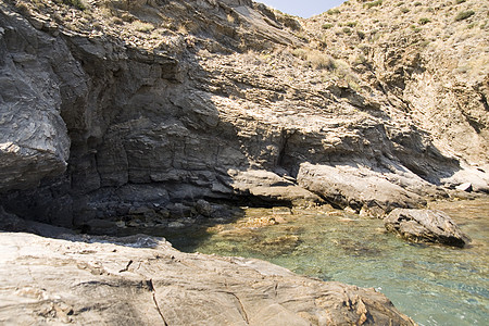 在海边的岩石上陷阱支撑利润废墟假期死水喘息石头海滩图片