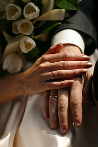新婚夫妇金子男性女士戒指婚礼投标女性新娘郁金香夫妻图片