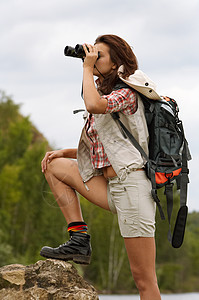 背包旅行女人航程短裤高清图片