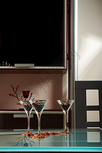 3个葡萄酒杯房子柜台酒吧烤箱眼镜灯光食物家具现代主义者长椅图片