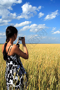 女孩拍摄的自然特征照片蓝色草地女士耳朵天堂相机天空天气场地晴天图片