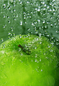 苹果喷出水果飞溅卫生悬浮波纹蔬菜液体蓝色气泡漂浮图片