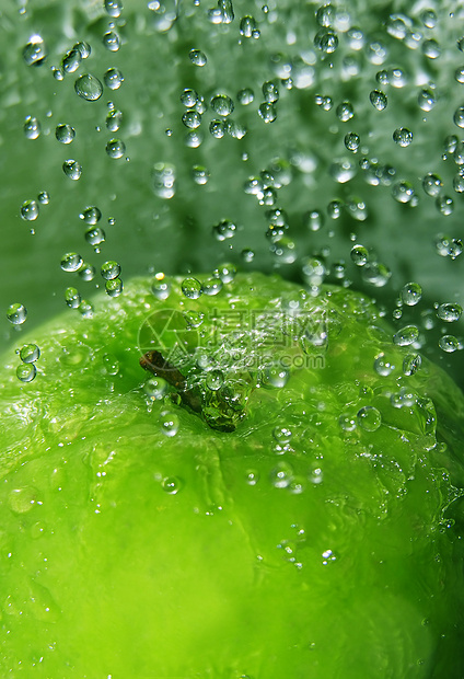 苹果喷出水果飞溅卫生悬浮波纹蔬菜液体蓝色气泡漂浮图片