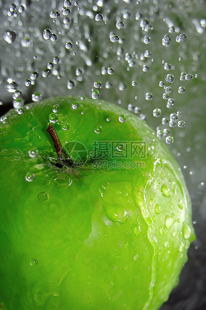 苹果喷出蓝色水果蔬菜气泡波纹悬浮饮食液体飞溅卫生图片
