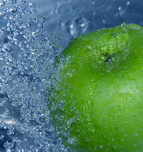 绿苹果健康水果液体波纹气泡悬浮飞溅蔬菜蓝色卫生图片