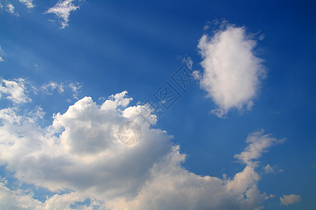 蓝色天空 有乌云和阳光图片