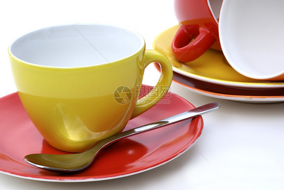 杯子和酱汁飞碟宏观红色橙子勺子碟子黄色白色咖啡茶具图片