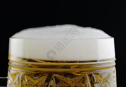啤酒杯玻璃宏观口渴酒精液体黄色泡沫啤酒气泡淬火图片