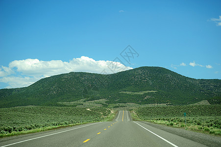 在路上天空黄色衬套沥青车道爬坡白色蓝色绿色图片