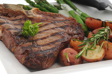 T骨牛排迷迭香牛肉土豆牛扒烧烤图片