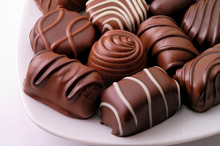 盘子里的巧克力糖果活力概念食物诱惑甜点图片