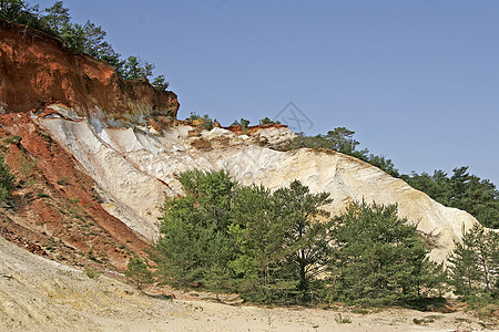 法国南部普罗旺斯 Rustrel 附近普罗旺斯的赭石岩石风景帝国景观树木地貌地景图片