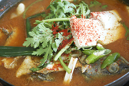 鱼汤盘子红色豆腐胡椒绿色粉末青菜辣椒鲤鱼蔬菜图片