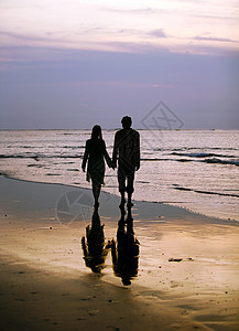 日落时对夫妇阳光家庭旅行幸福海滩女士快乐夫妻海岸阴影图片