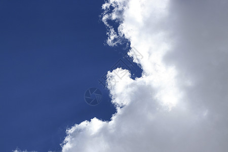 令人印象深刻的天空白色太阳光线日落冰雹雷雨红色太阳蓝天日出纹理背景图片