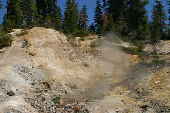 拉森蒸汽火山环境森林树木松树荒野公园旅行弹簧图片