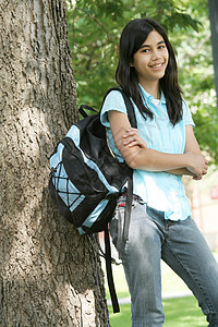 背着背包站在树旁的少女青少年学生混血晴天中学精力孩子女孩图片