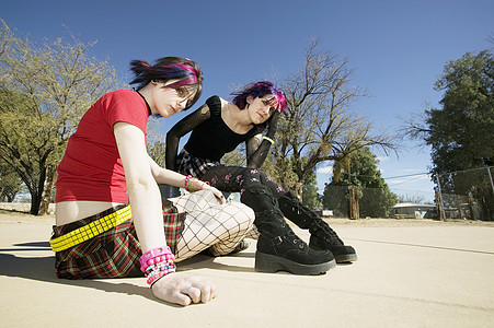 2个Punk女孩头发姿势靴子肖像裙子潮人情绪丝袜旅行女性背景图片