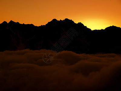 山中的日落环境黑色红色旅行黄色天空山脉岩石太阳阳光图片