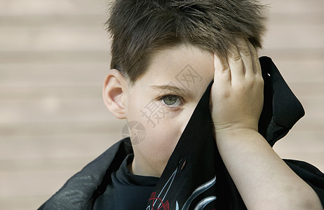 男孩藏着脸乡村幼儿园青年尖刺国家男性眼睛头发黑色学前班图片