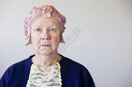 戴旧帽子的高级女人老年工作室粉色成人蕾丝奶奶皱纹祖母眼睛老太婆图片