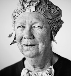 以古老的帽子向老年女人微笑黑与白工作室眼睛蕾丝皱纹毛衣奶奶祖母老太婆岳母图片