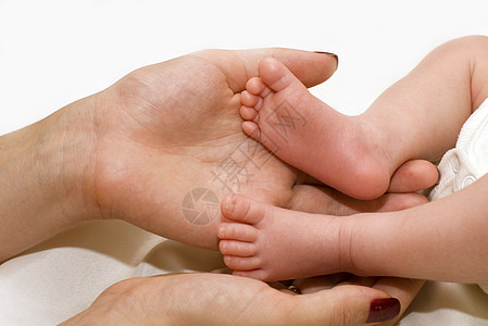 母亲的手和婴儿的脚拇指身体童年按摩女士家庭白色脚趾女儿父母背景图片
