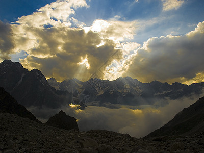 山山脉黑色太阳岩石阳光蓝色山脉日落黄色旅行天空图片