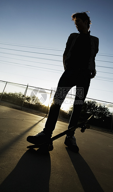 青少年滑板机太阳甲板运动栅栏牛仔裤滑冰滑板水泥男性反叛图片