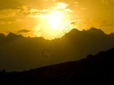 山中的日落太阳黄色旅行岩石天空巨石环境阳光山脉黑色图片