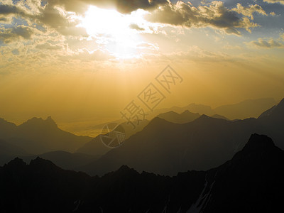 日出日落山脉黑色环境旅行巨石天空红色黄色太阳图片